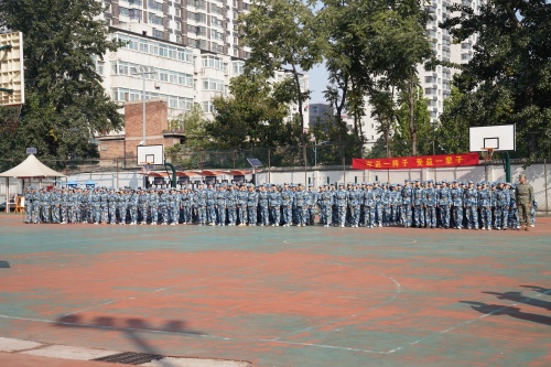 1各军训连队有序就位