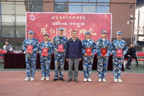 11为军训标兵颁奖