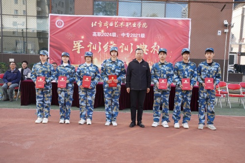 13为军训标兵颁奖