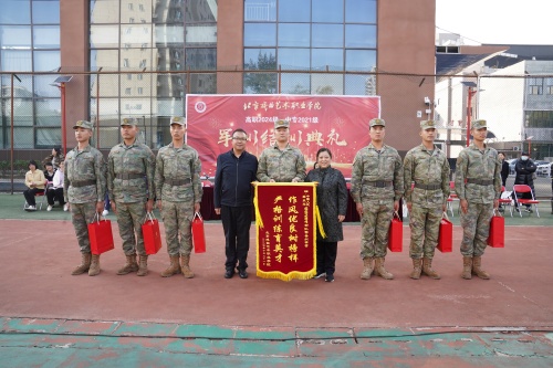 16学院领导向承训部队赠送锦旗