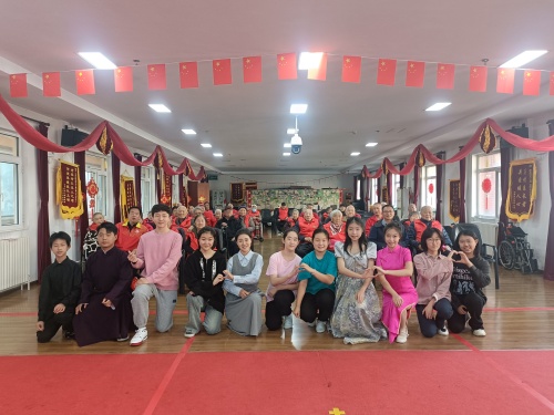 2北戏小演员们和蓰赢老年公寓的爷爷奶奶们在一起