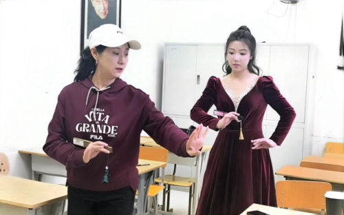 1学院副院长许翠亲自为选手指导