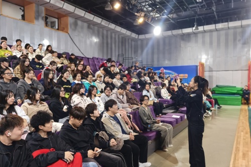 警官与现场同学问答互动