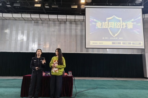 警官与现场同学问答互动1