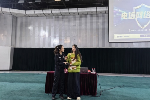 警官与现场同学问答互动2