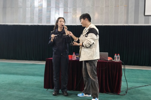 警官与现场同学问答互动3