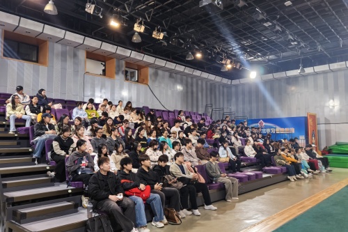 同学们认真聆听讲座