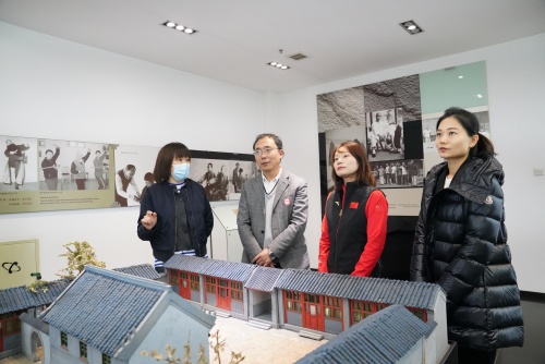 世界体操冠军张楠参观校史馆