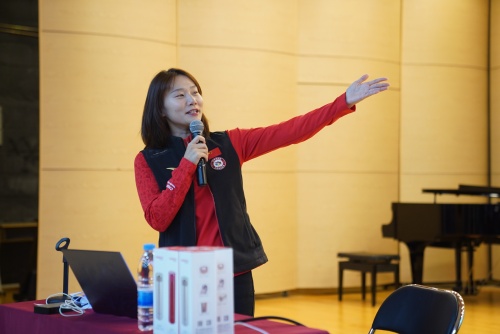 世界体操冠军张楠向同学们讲述自己的成长故事和夺冠历程