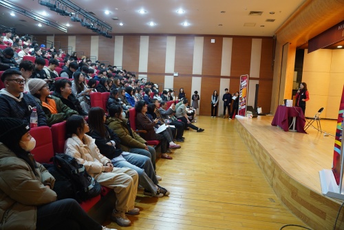 同学们聆听讲座