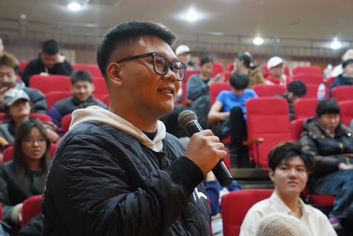 现场同学与冠军进行互动 (2)