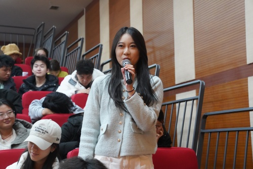 现场同学与冠军进行互动 (3)