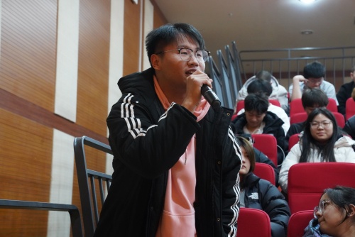 现场同学与冠军进行互动