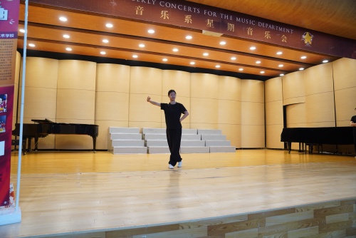 京剧系同学展示基本功 (2)