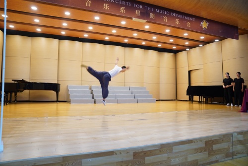 京剧系同学展示基本功