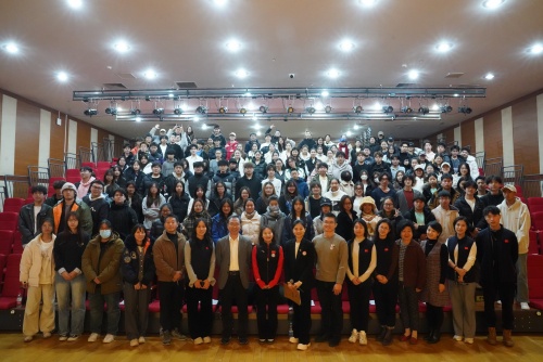 与会人员共同合影留念