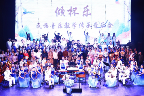 12专家领导与全体师生合影