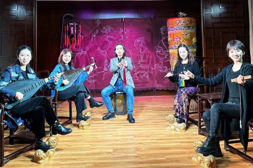 图片6创新团队教师在泉州市南音传承中心认真学习交流