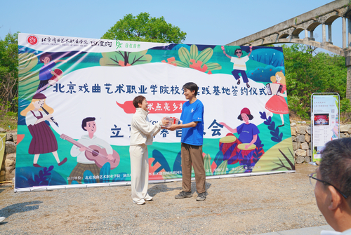 学院向四渡河村赠送的书籍