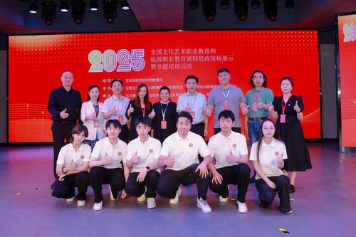 团队成员及学生与现场专家合影