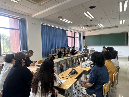 10 分组讨论：就如何做好青春期学生的教育管理开展交流讨论