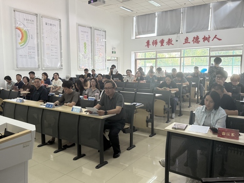 13班主任辅导员们认真聆听