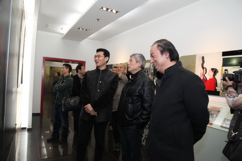 6领导们参观趣味京剧展_调整大小