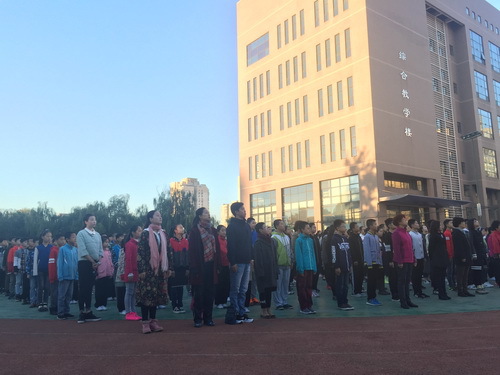 2全体师生行注目礼_调整大小