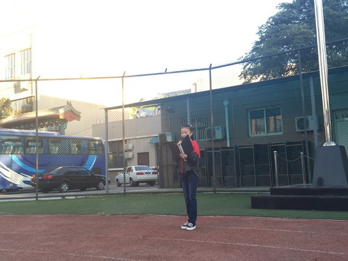 3京剧2014班张力文进行国旗下演讲_调整大小