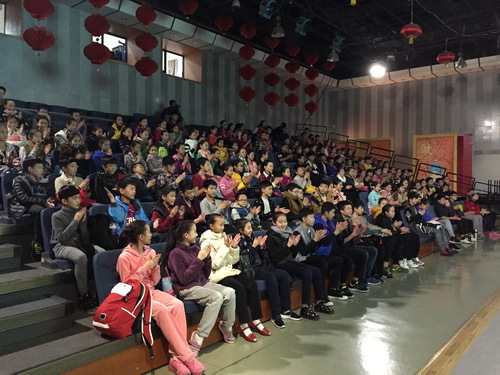 3全体学生参加“雨点变奏曲”游戏_调整大小