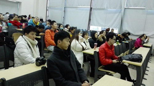 3学生聆听讲座_调整大小