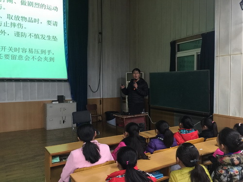 1保卫处主任姜文武老师讲解安全知识_调整大小