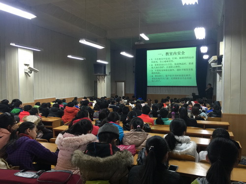 2中专2015级新生参加安全知识讲座_调整大小