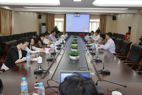 北京市政法卫生文化工会向我院颁发职工之家示范单位牌匾1