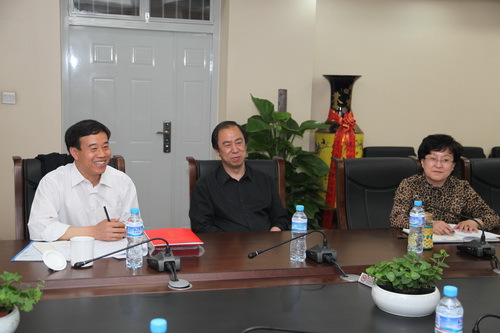 北京市政法卫生文化工会向我院颁发职工之家示范单位牌匾4