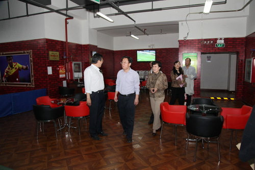 北京市政法卫生文化工会向我院颁发职工之家示范单位牌匾10