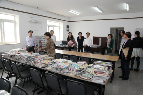 北京市政法卫生文化工会向我院颁发职工之家示范单位牌匾9