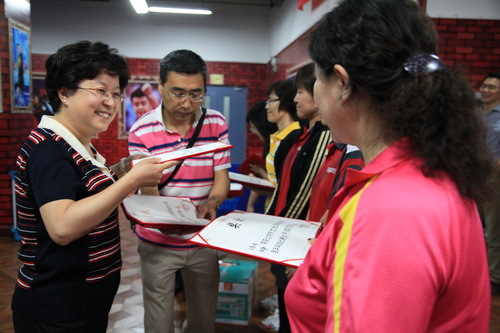 8我院党委副书记毕兆炜为获得女子双打前三名的选手颁奖_调整大小