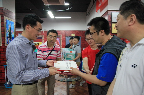 10我院党委书记刘宝华为获得男子双打前三名的选手颁奖_调整大小