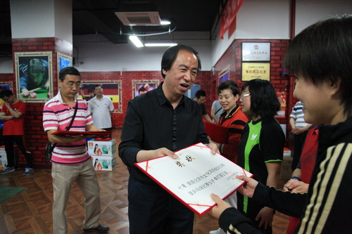 12我院院长刘侗为获得女子单打前三名的选手颁奖_调整大小