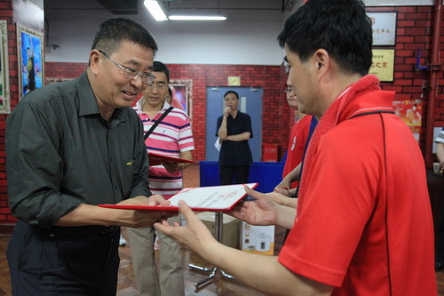 14文化局副局长何昕为获得男子单打前三名的选手颁奖_调整大小