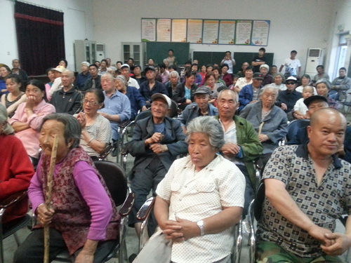 观众热烈欢迎_调整大小