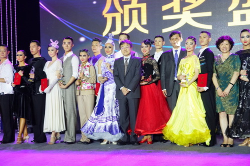 13我院参赛学生与文化部领导合影_调整大小