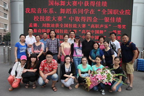 11获奖学生与院领导合影_调整大小