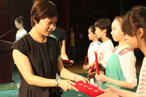 IMG_2069副院长吴蕾颁奖_调整大小