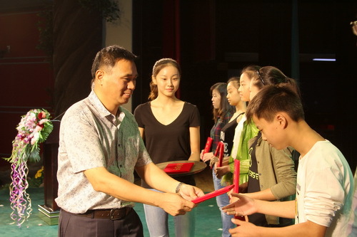 IMG_2091副院长黄平颁奖_调整大小