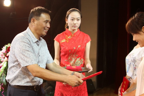 IMG_2552副院长黄平颁奖_调整大小