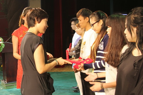 IMG_2525副院长吴蕾颁奖_调整大小