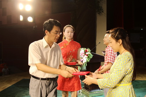 IMG_2617党委书记刘宝华颁奖_调整大小