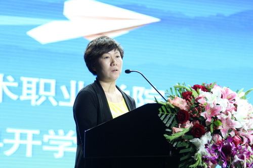 IMG_2359学生处主任周雪飞介绍了本学期的学生工作思路_调整大小